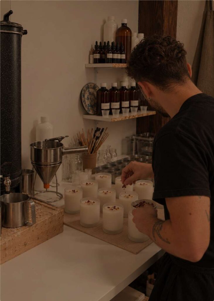 Elaboración a mano de velas aromáticas en Casa Cabaliito