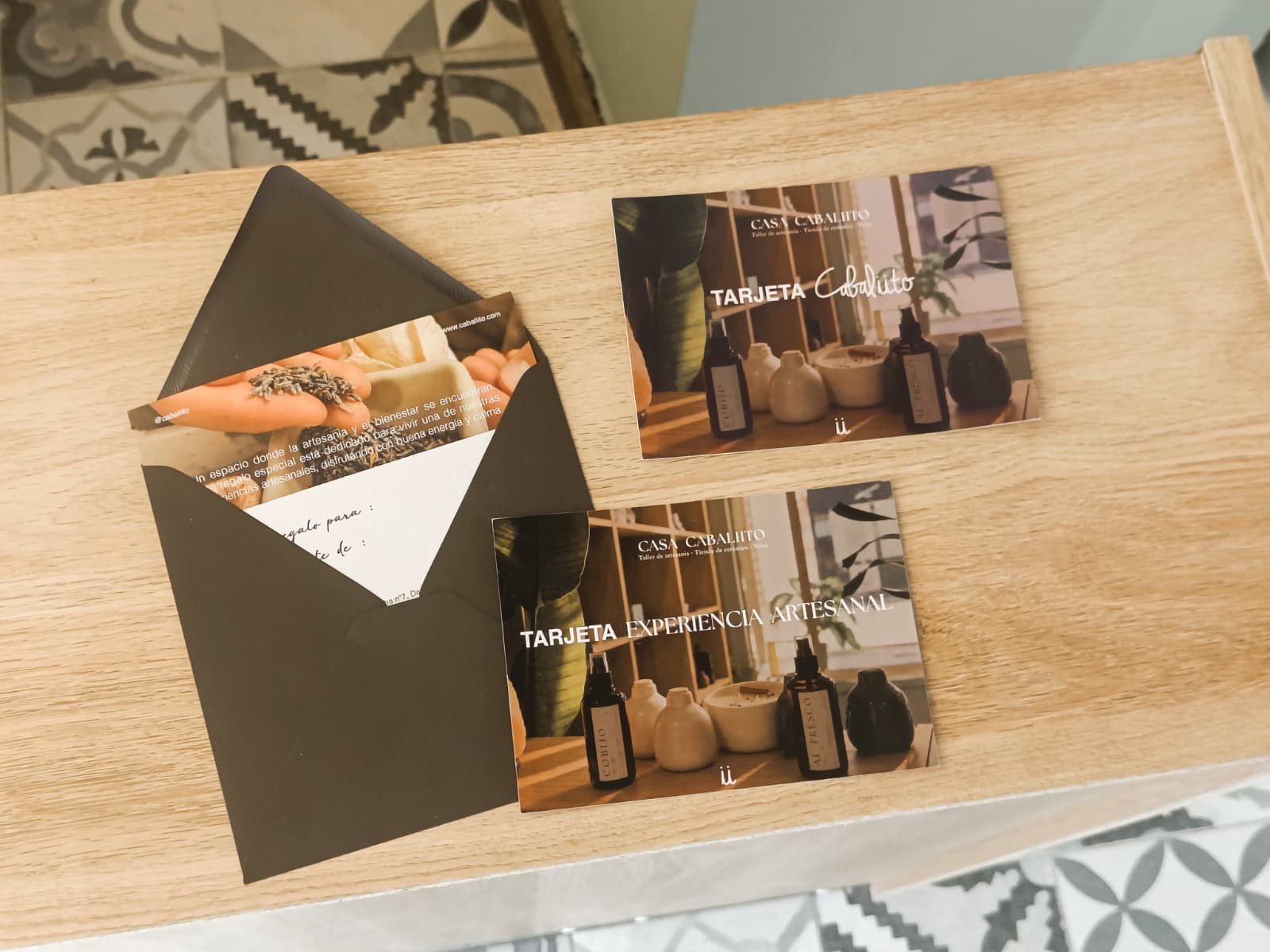 Las dos tarjetas regalo físicas de Cabaliito presentadas junto a su sobre
